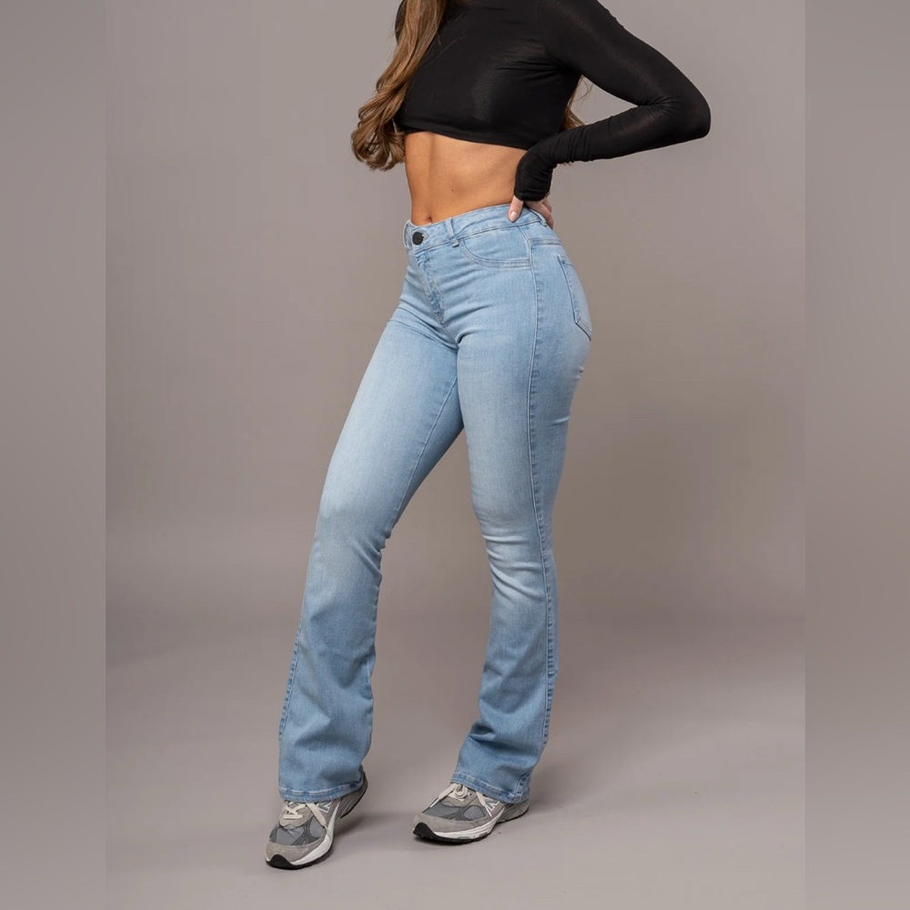 FITJEANS Women's Light mid waisted Blue flare Leg Jeans